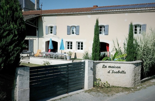 GREAT HOUSE CHARENTAISE IN PEACE, SWIMMING POOL, 35 MIN FROM THE SEA