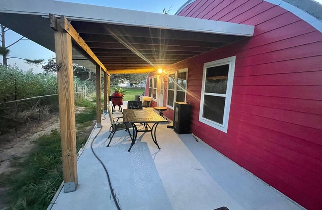 Great little cottage tucked away from busy road.nPlenty of parking for boat.