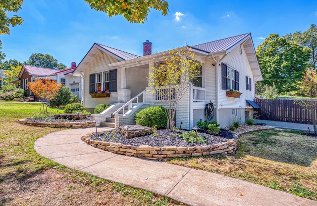 Great location just two minutes from downtown square with a Hot Tub!