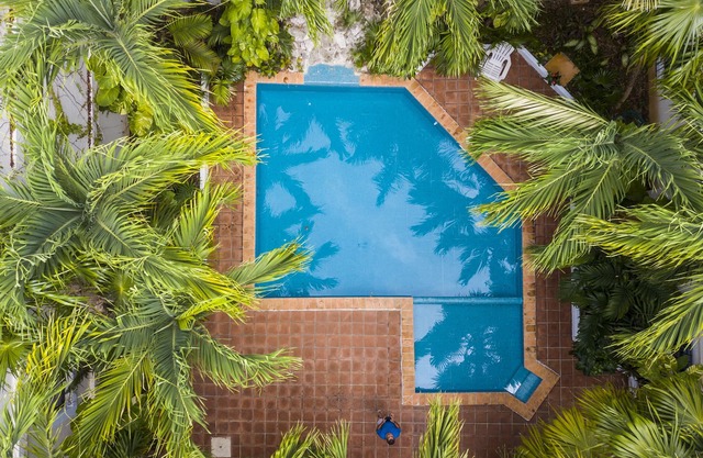 Great Location, Spacious with Pool