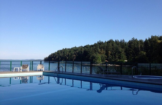 Great Price ! Oceanfront , outdoor pool & hot tub Fall SPECIAL 155.00 a night