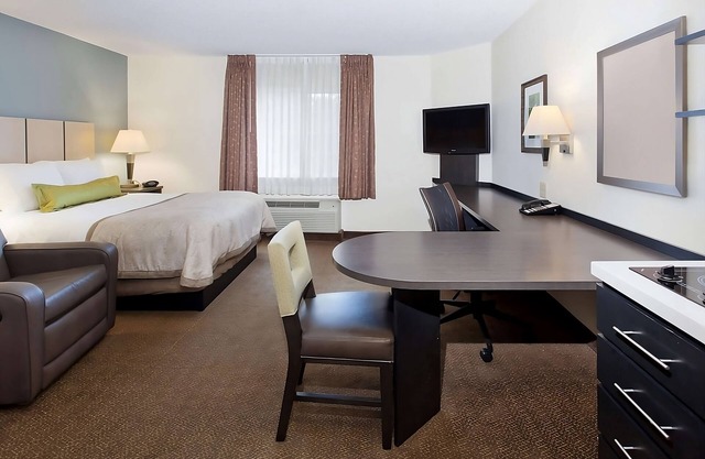Great Relaxing Overnight Stay! Convenient Room w/Kitchen, FREE Parking