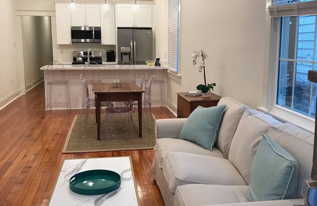 Great Space on Magazine close to everything!