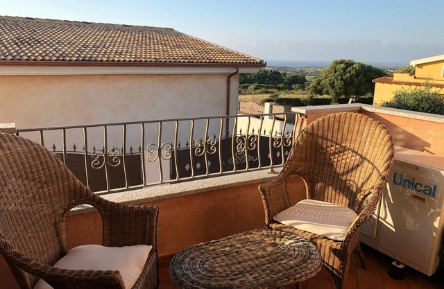 Great Views and 10 min drive to beach or less!
