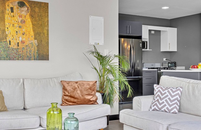 Great views, Upscale Located APT in San Salvador