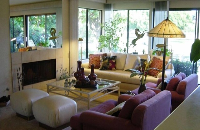 Green Vistas on the Tenth Tee is a one story end unit with wall to wall windows