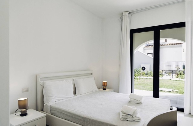Groen House 6.1: Elegant Three-Bedroom Apartment with Spacious Veranda