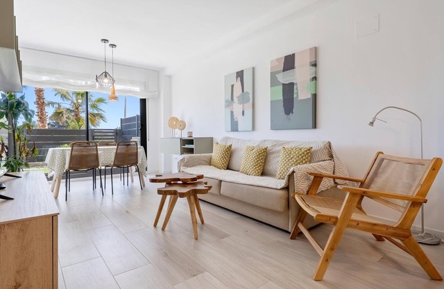 Ground floor with private garden 1min beach