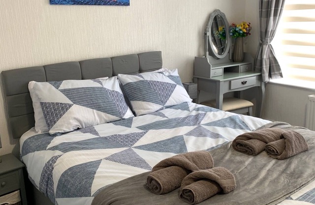 Ground Floor Pet Friendly Family Apartment by the Pleasure Beach, Free Parking