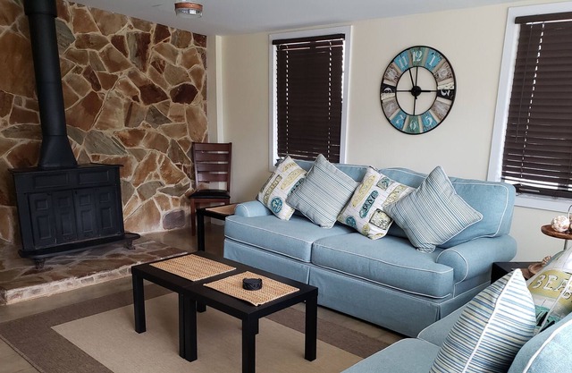 Group, family and pet friendly: Roomy, convenient 4 bedroom with fenced yard!