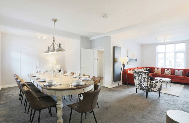 Group-Friendly Luxury Home in Solihull - Sleeps 14, near NEC & BHX