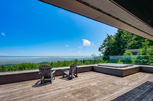 Group-Friendly Newbury Stunner Home Gym, Hot Tub!