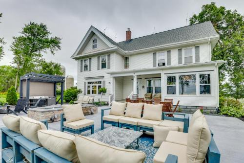 Group Getaway Luxe Farmhouse in Mt Horeb!