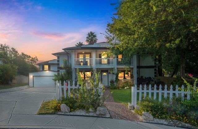 Group Home w/Pool, BMT, 15 mi to Riverwalk