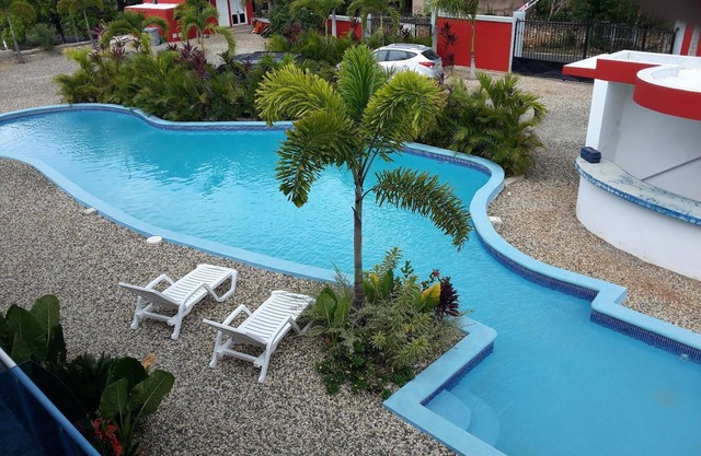 Guest-Friendly 1-Bedroom Condo in Center Town, Close to the Beach