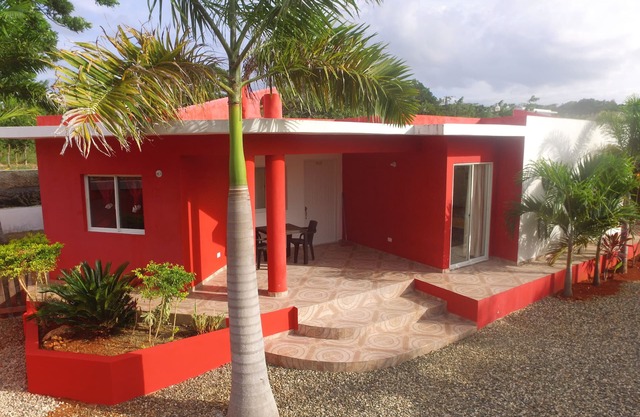 Guest-friendly Budget villa, Internet, Pool, A/C, Walking Distance To Everything