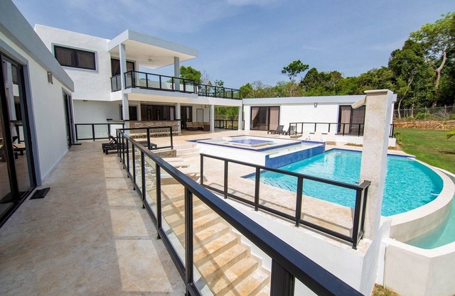 Guest-friendly villa, private pool, 5BD/5BT, shuttle bus, BBQ/internet/cable TV