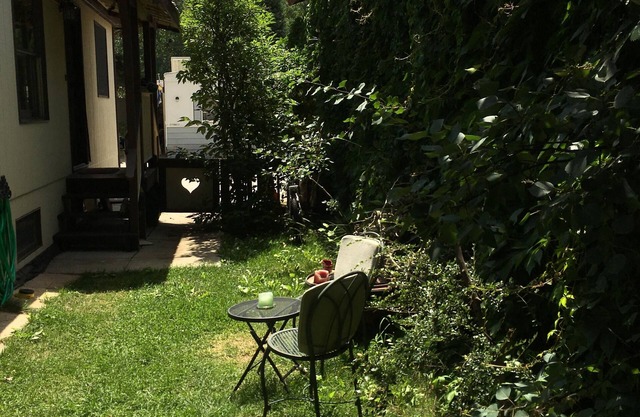 Guest Rm w/En-suite Bath, Separate Entrance, Wet Bar.