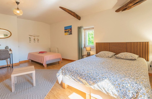 Guest Room Les Capucines – Comfort and Authenticity in Saint-Romain-de-Benet