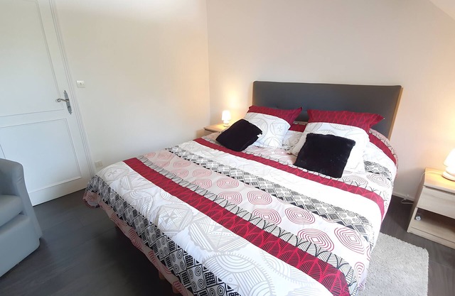 Guest Room 'Chambre Cheverny - Le Petit Puits' with Shared Garden and Wi-Fi