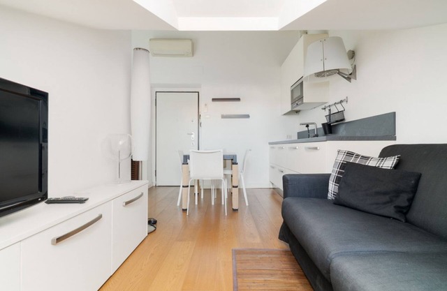 GuestHost - Darsena Bright Apartment Milan