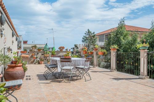 GuestHost - La Dimora di Max Bright Apt with terrace