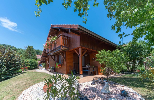 Guesthouse 'Le Chalet Fleuri' with Mountain View, Shared Terrace and Wi-Fi