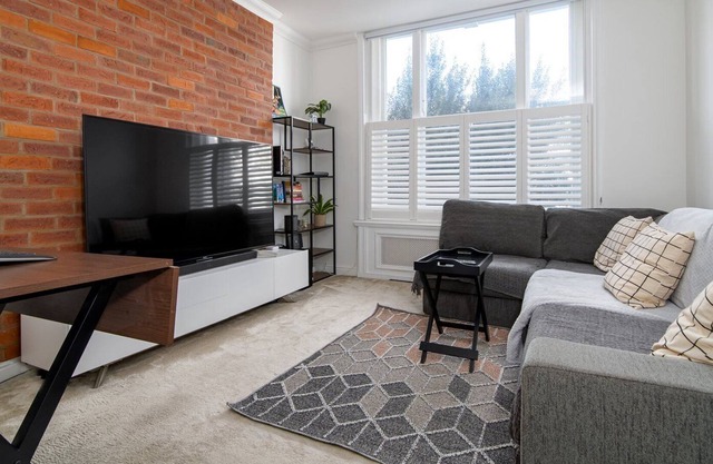 GuestReady - Brick wall city retreat