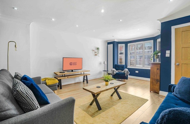 GuestReady - Charming Retreat in Trafford
