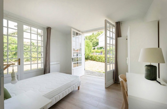 GuestReady - Modern green home with private garden