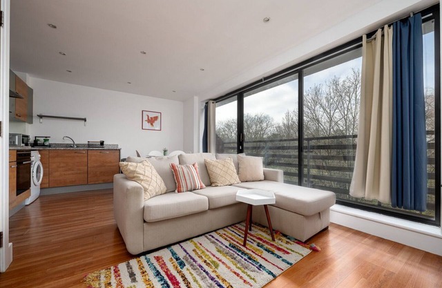 GuestReady - Modern home with balcony in London