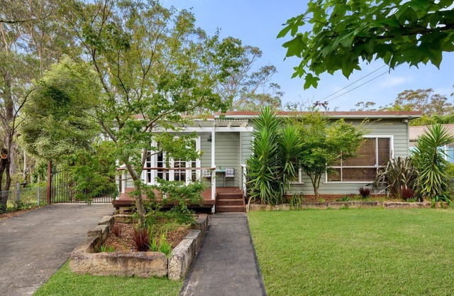 Gumtree Cottage in a quiet street with fenced yard