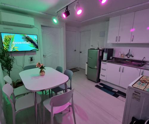 Gunja House, semi-basement