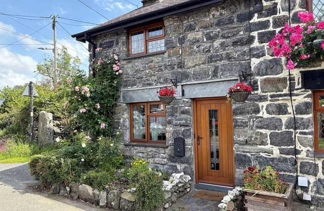 GWYNFA, pet friendly, character holiday cottage in Ysbyty Ifan