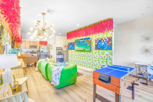H- Fab Family 5BD 4,5BA NoHo Escape Near Universal with Games, Deck, Parking
