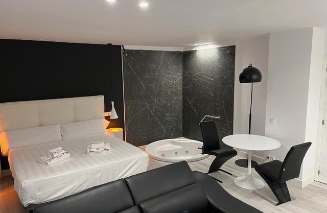 H. Pelayo Autocheck-In Suites con Jacuzzi