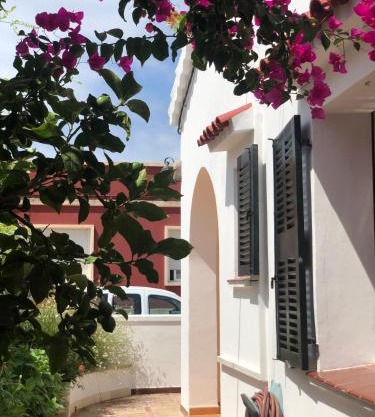 Habitación con baño y jardín privado en Casa Típica Ciutadella centro