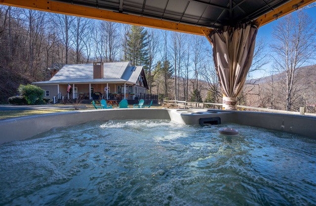Halfback Ridge -Hot Tub-Magnificent Views-Motorcycle & Pet-Friendly-Fenced Yardn