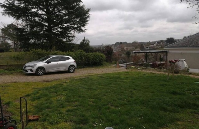 Halfway between town and Beauval zoo, large covered outdoor area