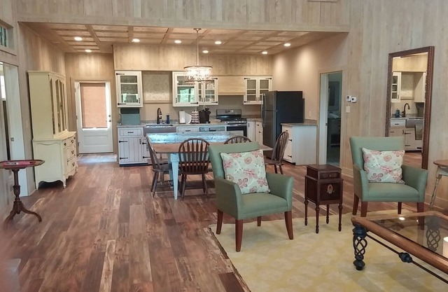 Hanging Rock Cabin at Luna's Trail