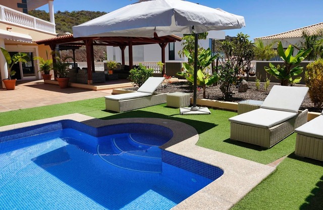 Happiness Chalet with Heated Swimming Pool