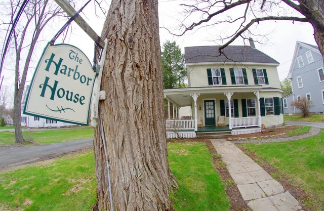 Harbor House: Sleeps 20, Fireplace, 2 TVs, 2 kitchens, walk to restaurants/bars