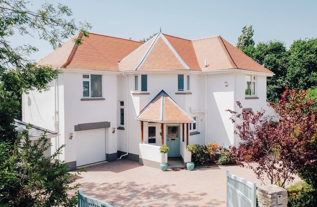 Harbour Escapes | Luxury 5 Bed House with Garden, Hot Tub, Sauna & Harbour Views