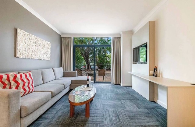 Harbourside Escape w Pool and Leafy Alfresco Patio