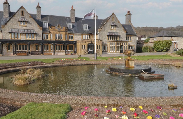 HARCOMBE HEIGHTS AT HARCOMBE HOUSE, romantic, with pool in Chudleigh