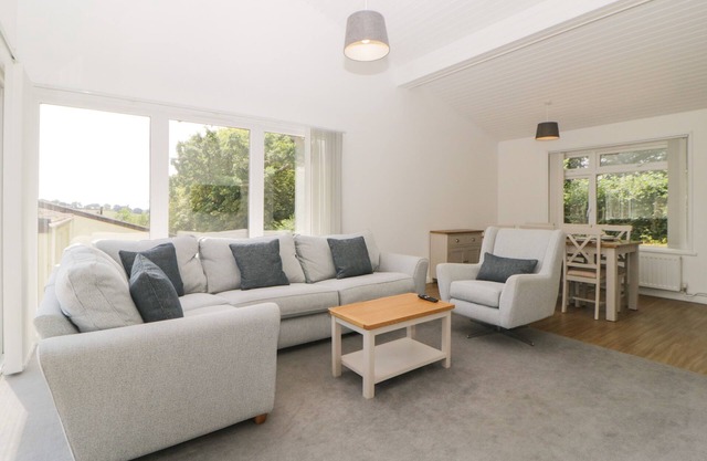 HARCOMBE HOUSE BUNGALOW 8, family friendly, with pool in Chudleigh