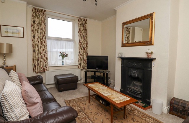 HARDYS HOUSE, pet friendly, with a garden in Alnwick