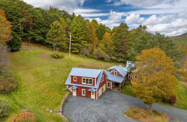 Hartland/Woodstock Hideaway with sunlit spaces, high ceilings & full kitchen