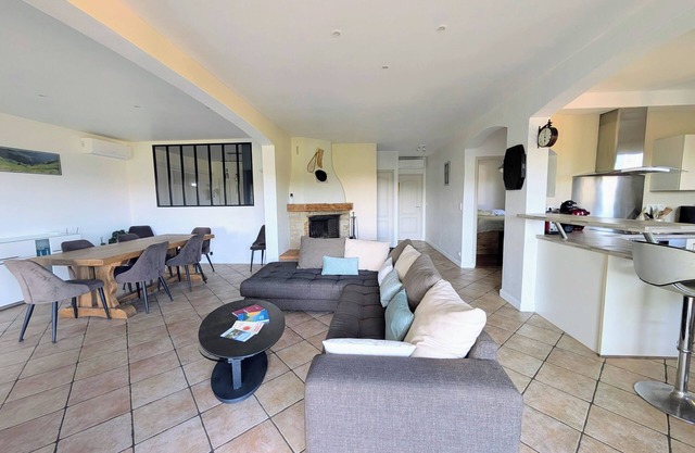 Hasparren, family apartment 118m², garden and view, sleeps 6.