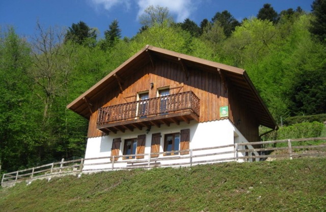 Hautes Vosges Le Ménil Chalet with barrel sauna